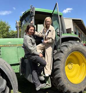 Trunner und Kronberger auf Traktor