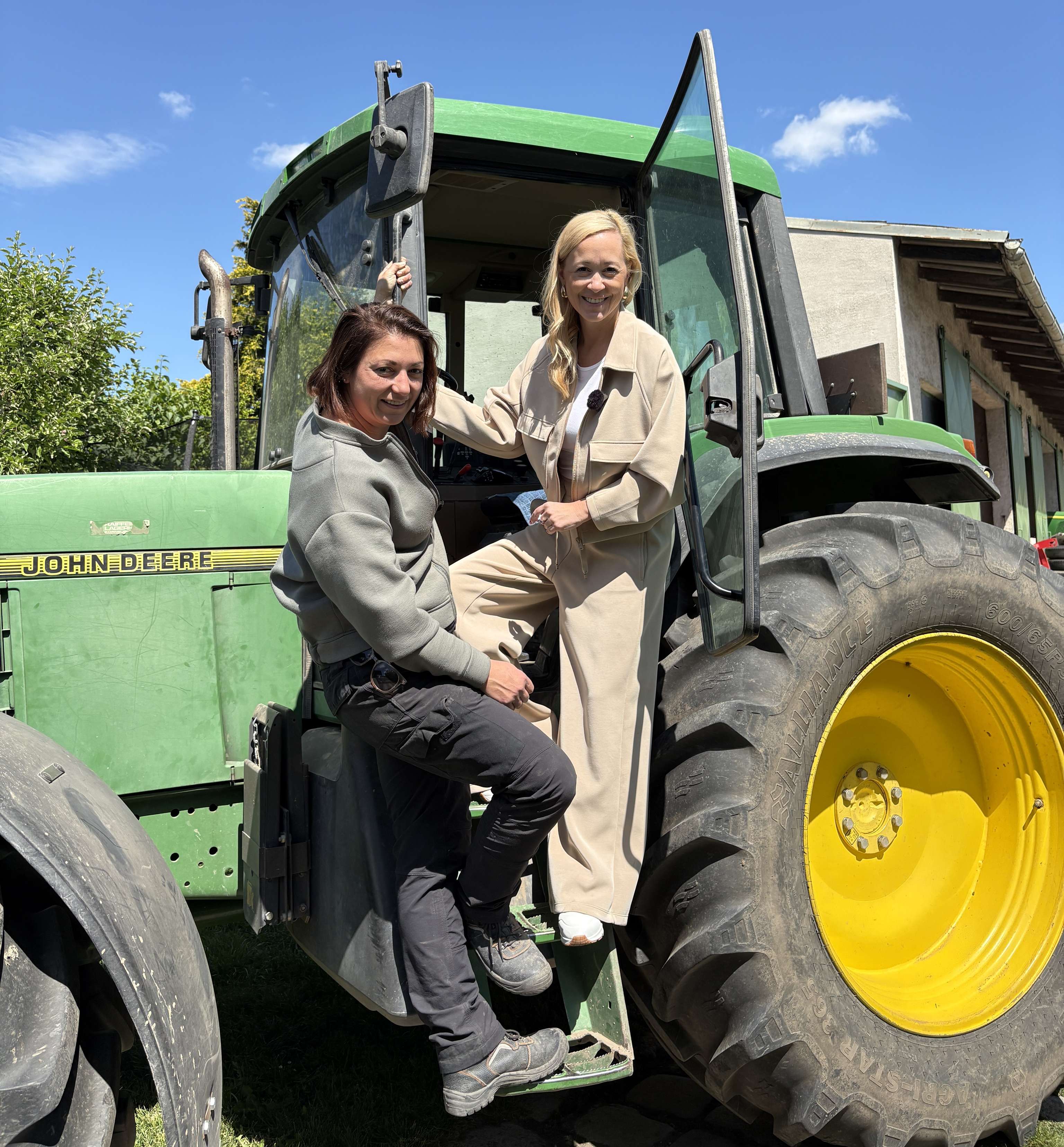 Trunner und Kronberger auf Traktor