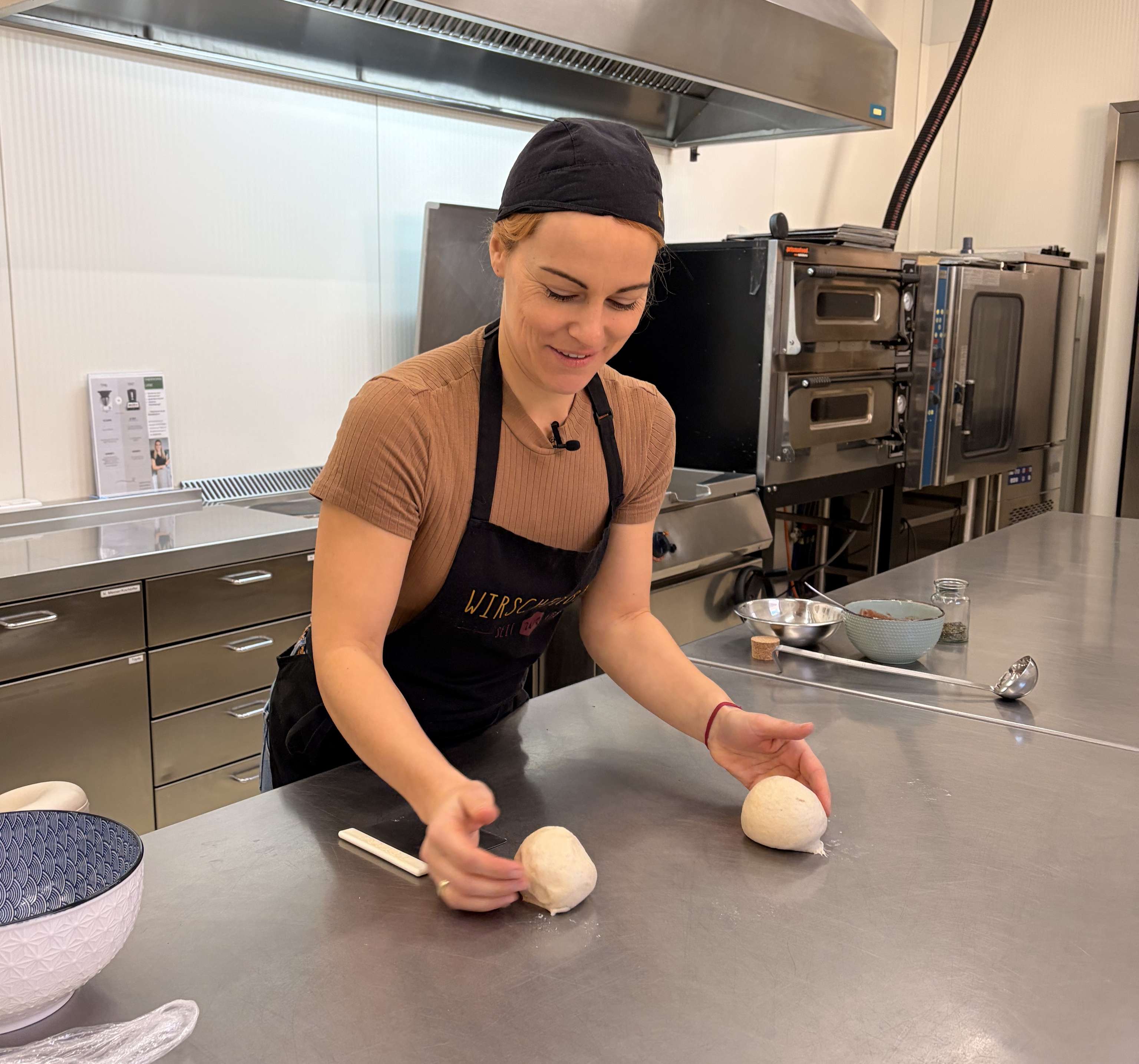Andrea Schwarz beim Pizza backen