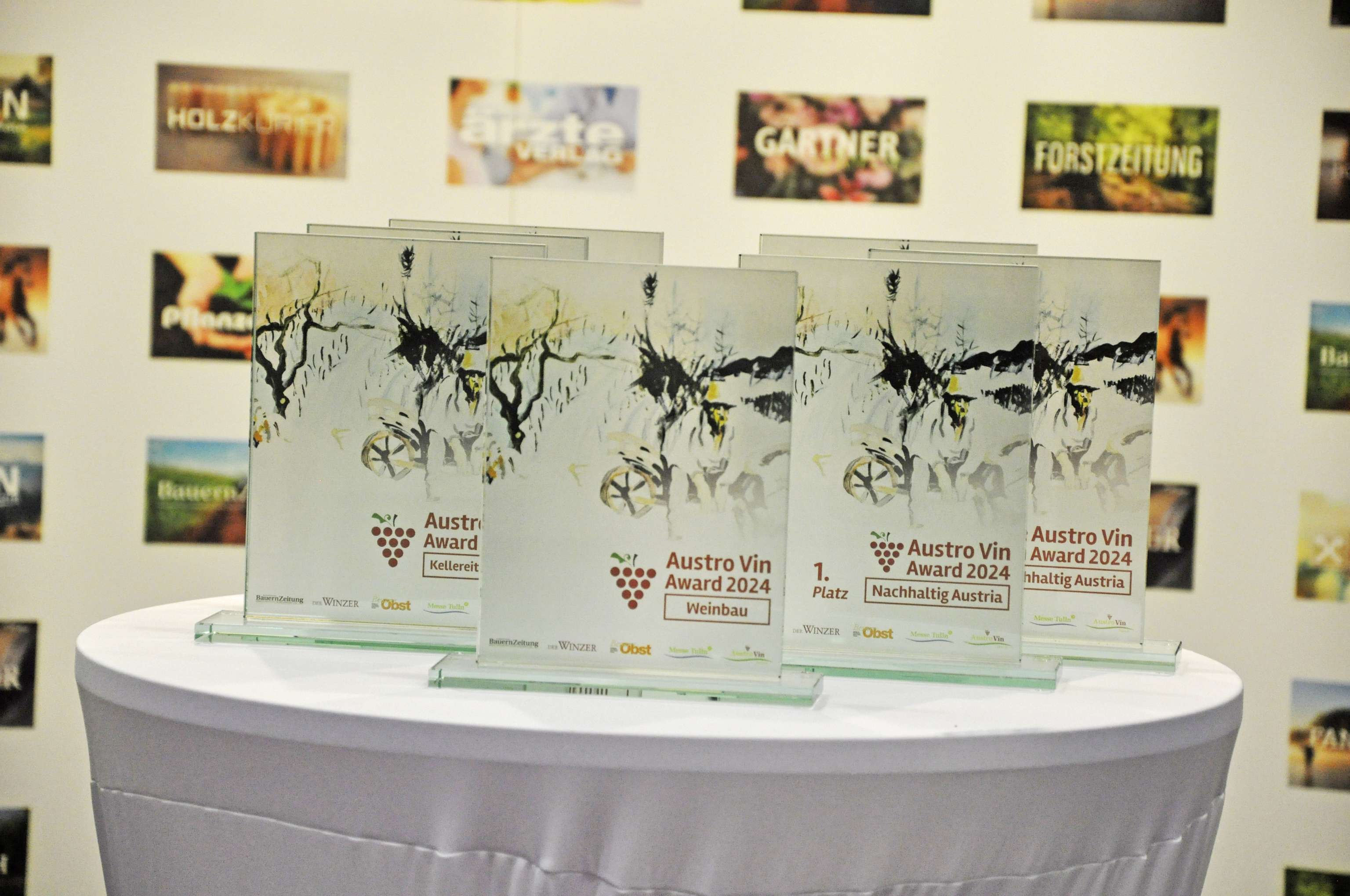Austro Vin Awards 2024 auf einem Tisch