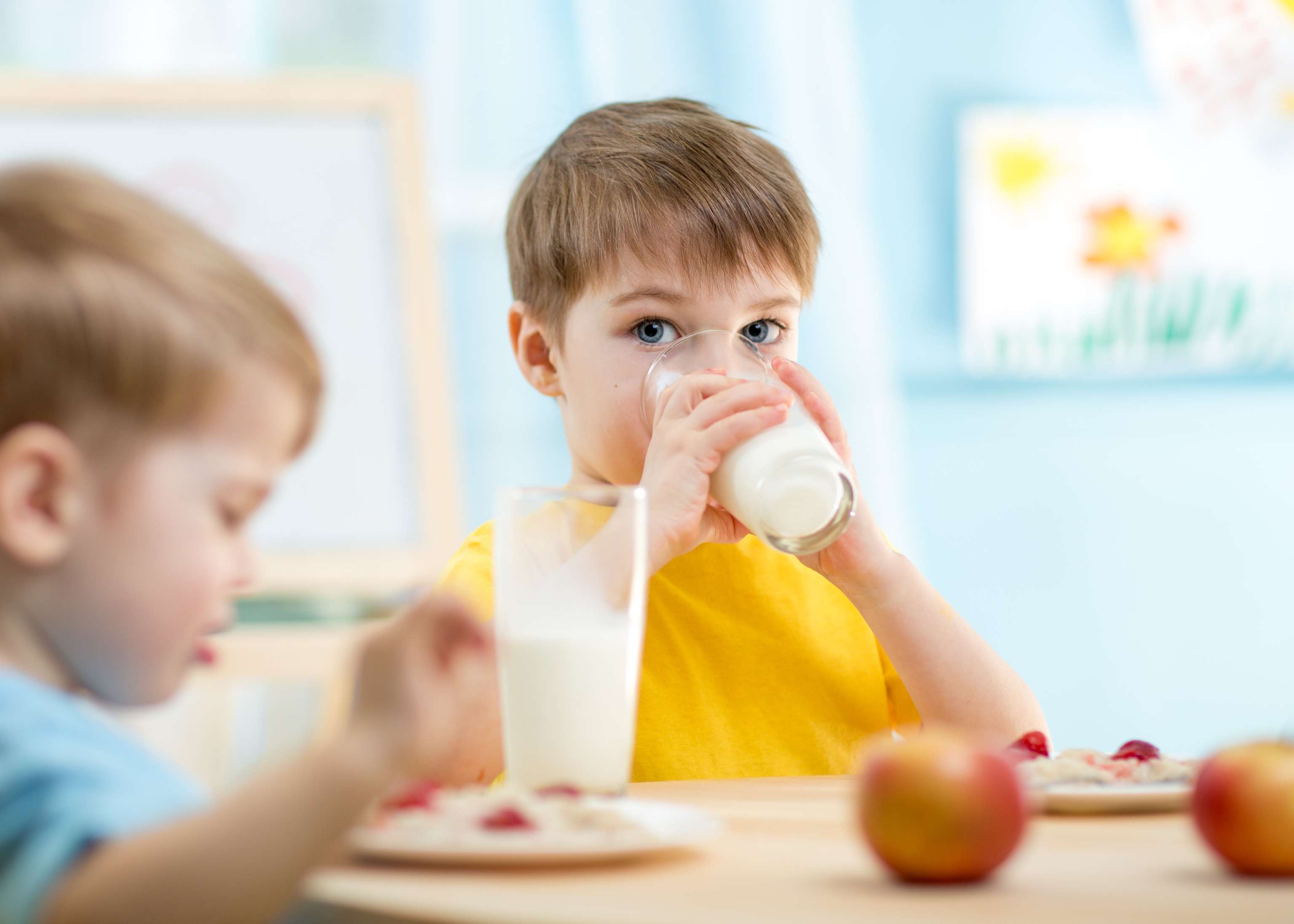 Zwei Kinder trinken Milch.