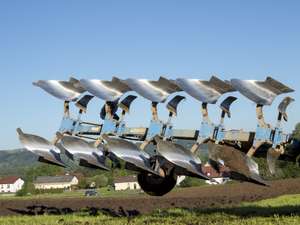 Gruenlandumbruch Nahaufnahme Pflug