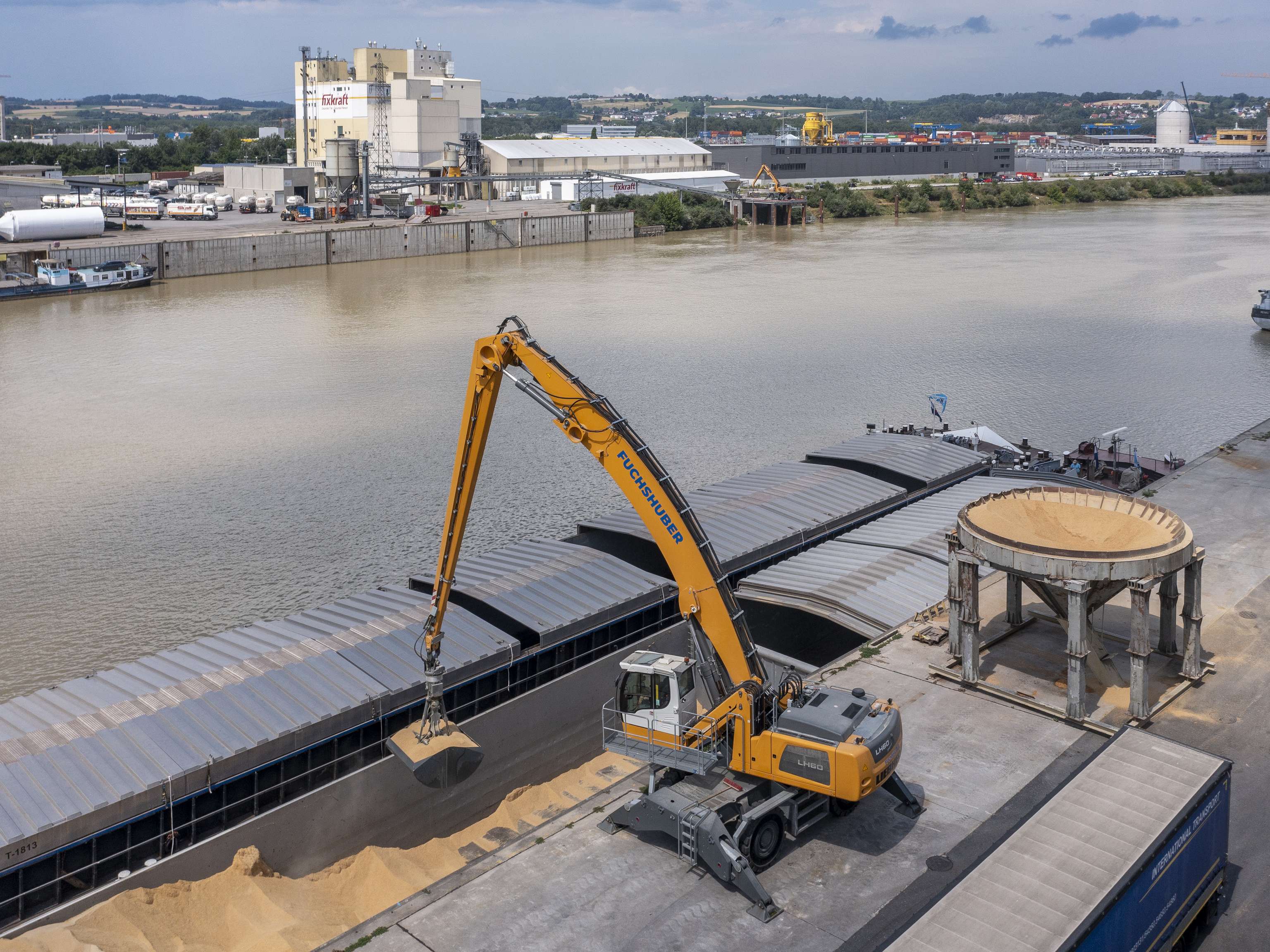 Im Ennshafen wird ein Schiff mit Sojaschrot mit einem Bagger entladen.