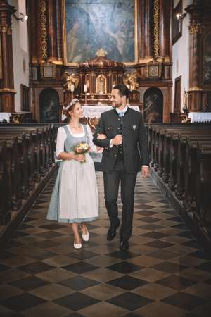 Trachtenpaar in Kirche