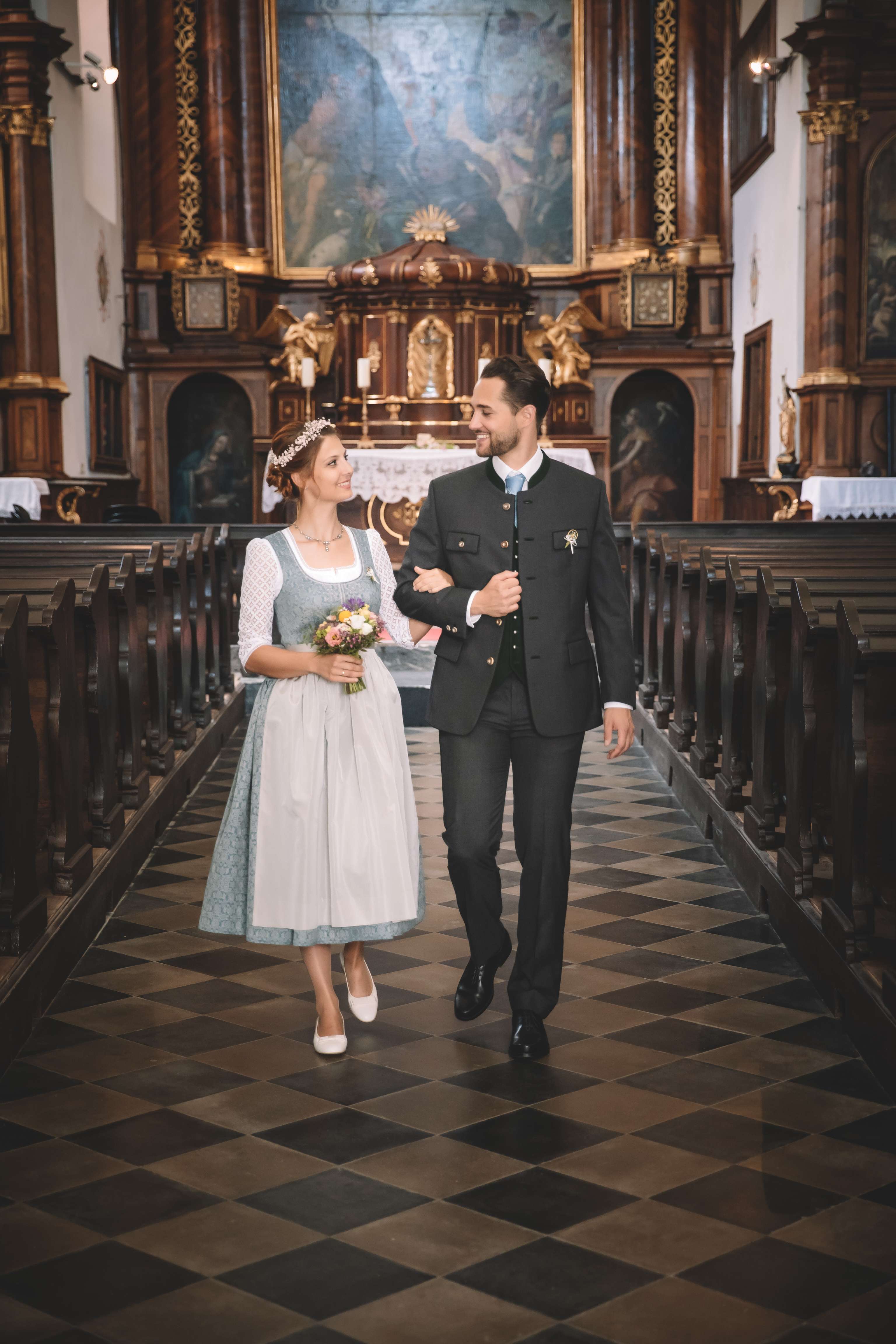 Trachtenpaar in Kirche