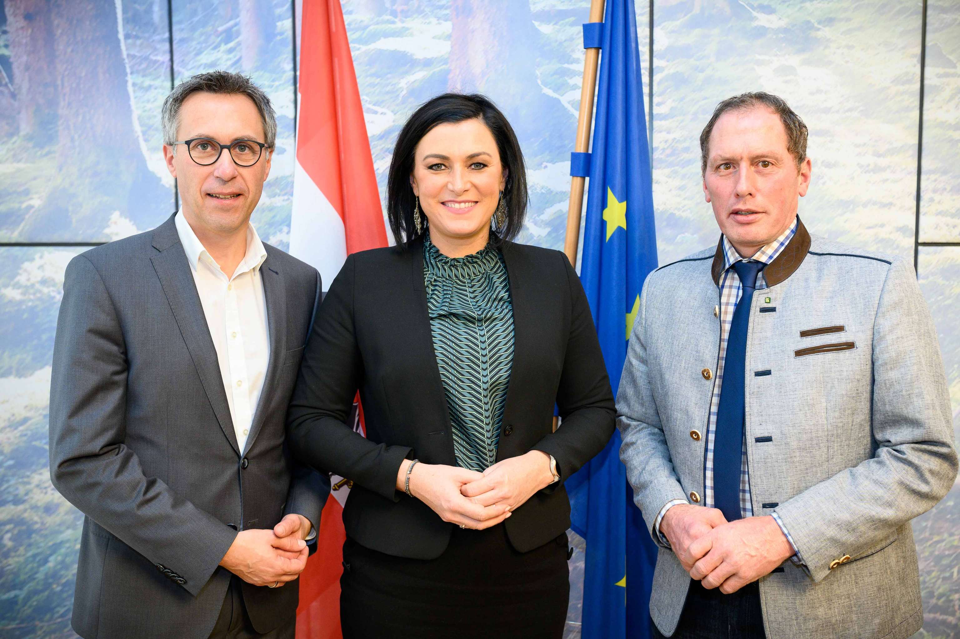 Heimische Agrarspitze, Bauernund-Präsident Georg Strasser, Landwirtschaftsministerin Elisabeth Köstinger und LKÖ-Präsident Josef Moosbrugger, sieht zahlreiche positive Inhalte im Regierungsprogramm.