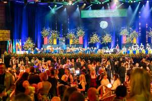 Voller Ballsaal und unzählige Tanzpaare