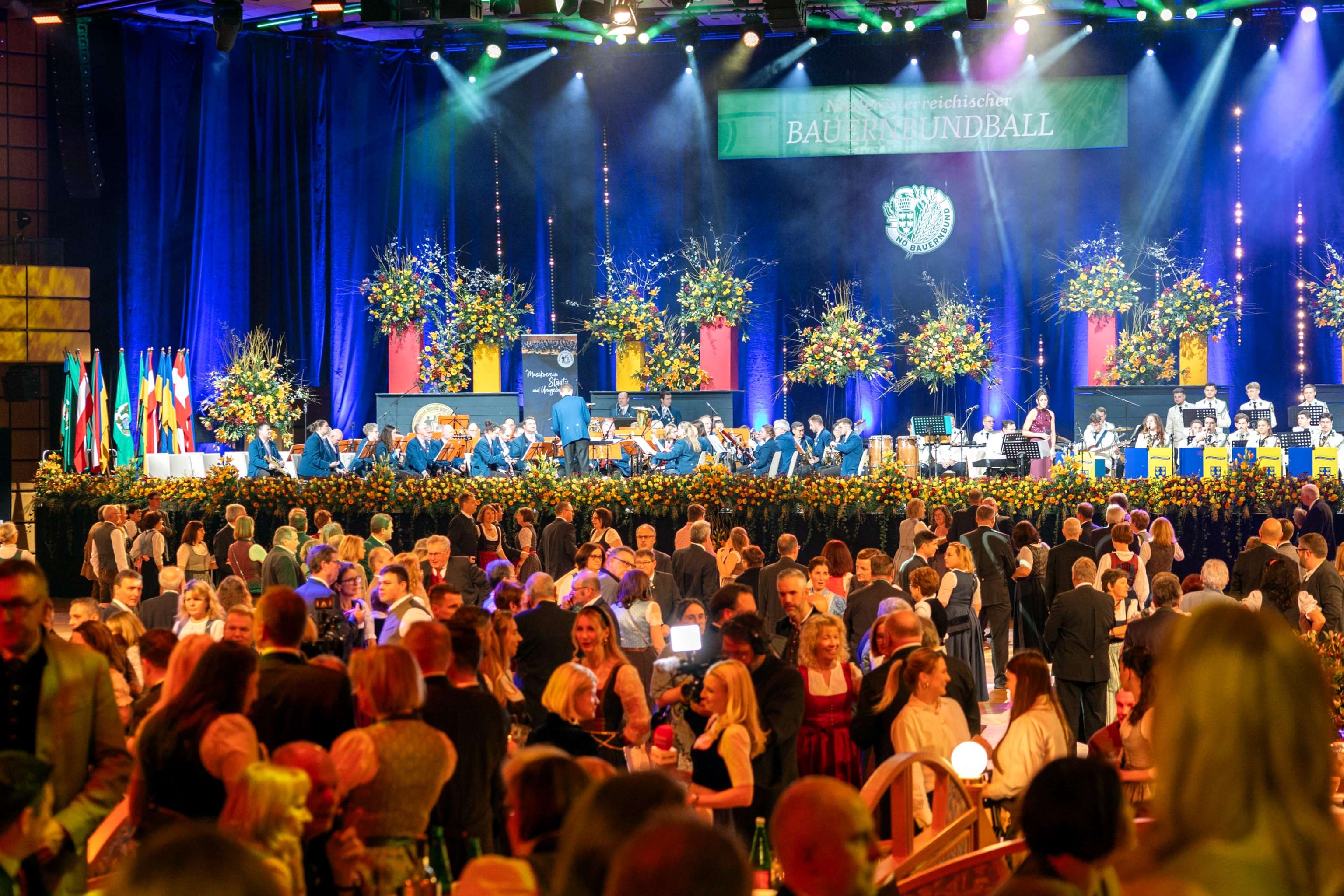 Voller Ballsaal und unzählige Tanzpaare