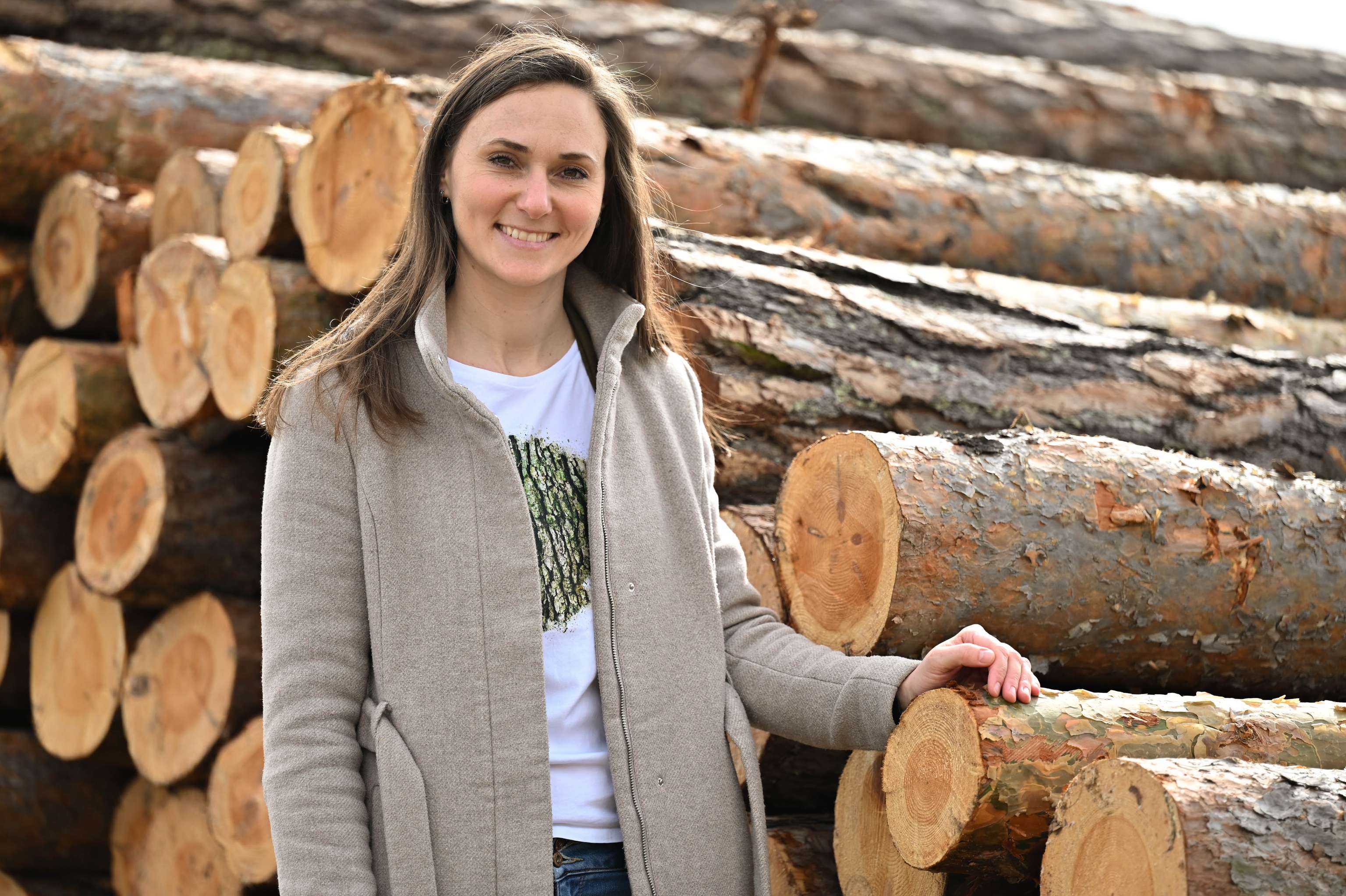 Viktoria Hutter steht vor einem Holzpolter