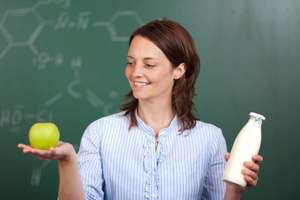 Lehrerin mit gesundem Essen