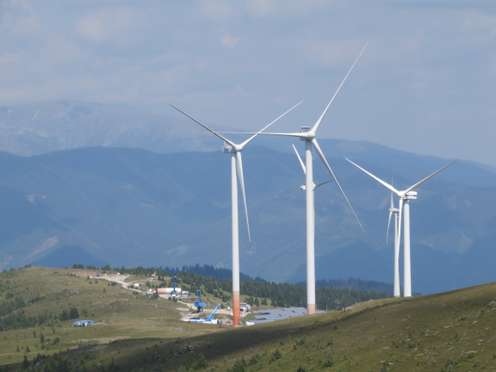 drei Windräder auf Bergkamm
