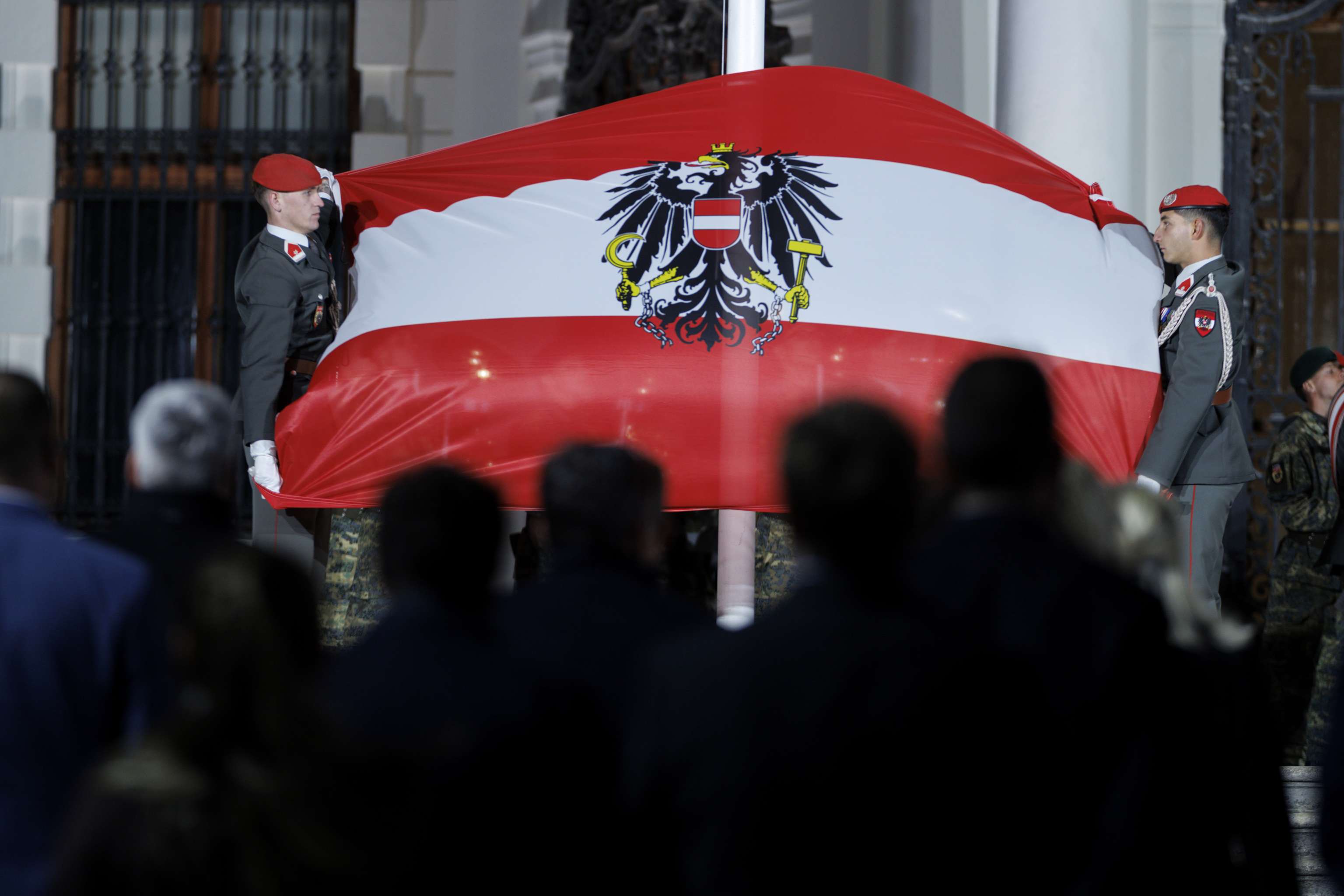 Zwei Bundesheersoldaten halten die Österreichischen Fahne