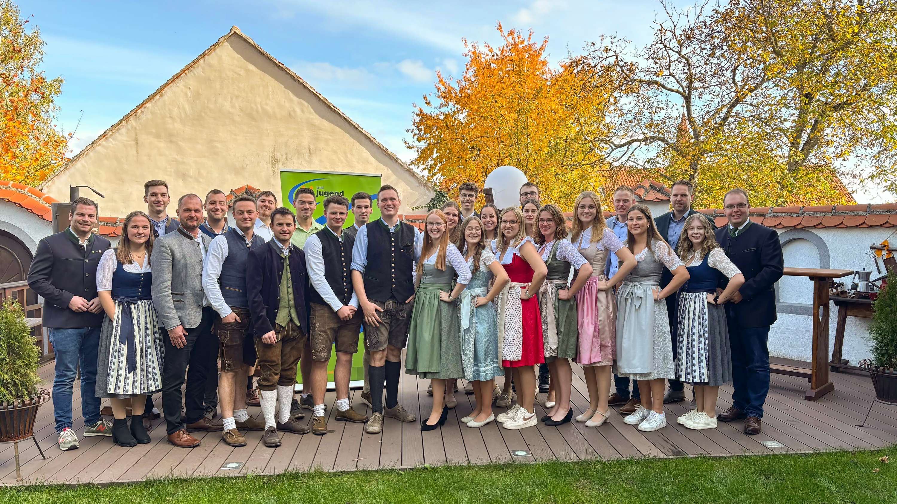 Viele jungen Damen und Herren in Tracht