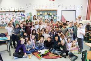 eine volle Schulklasse mit Kindern