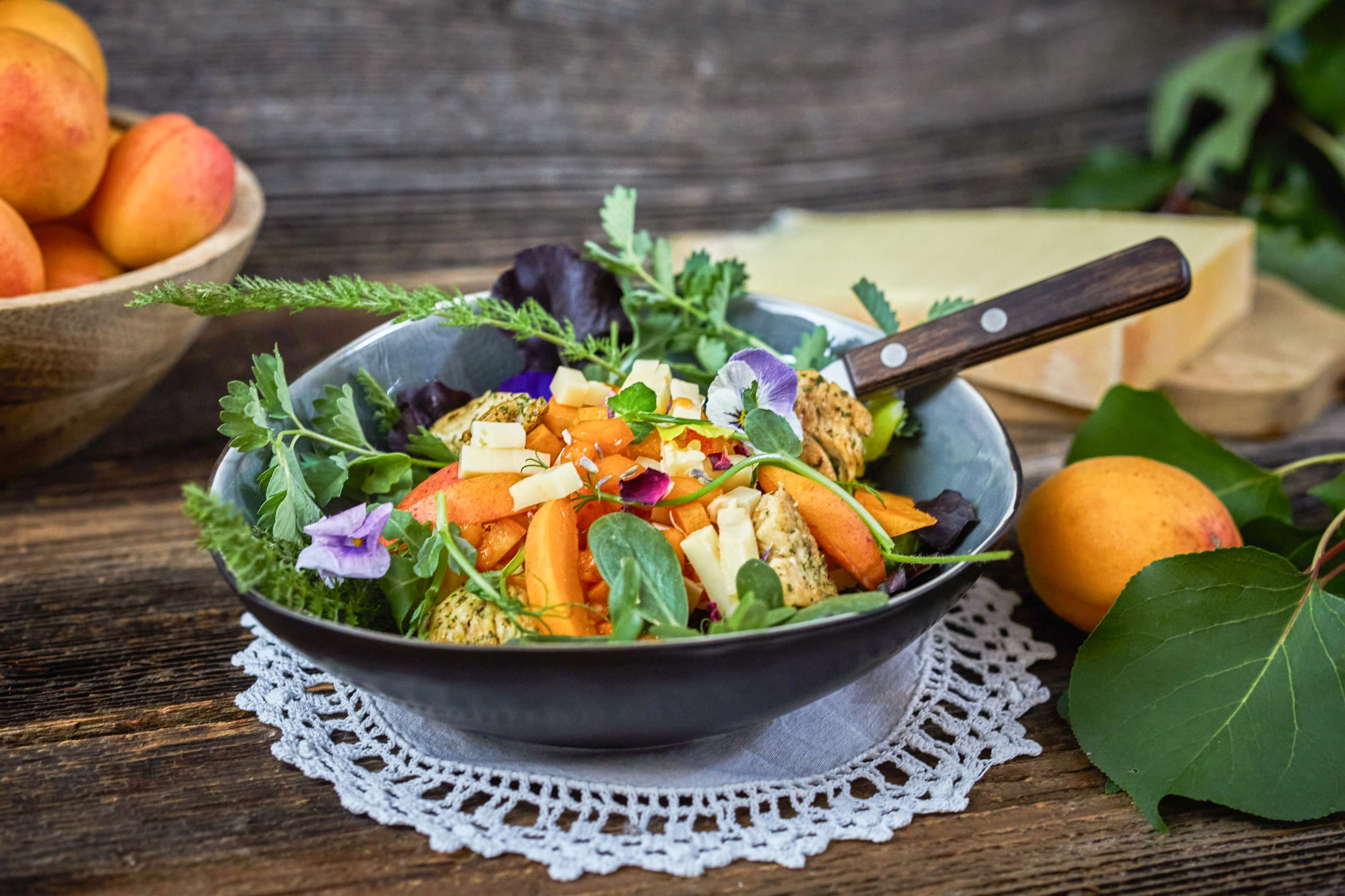 Fruchtig-pikanter Salat mit Geflügel und Marille