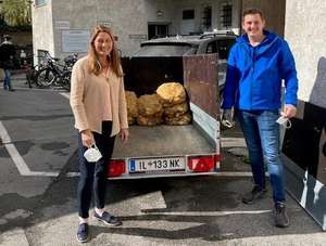 500-Kilo-Erda-pfel-als-verspa-tetes-Osterhasl-fu-r-den-TiSo-der-Caritas-Tirol.-e1618311866566.jpg