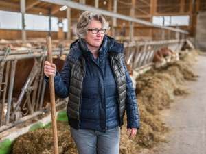Bäuerin Stallarbeit