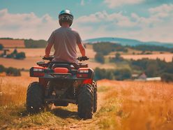 Quad-Fahrer auf einem Feldweg