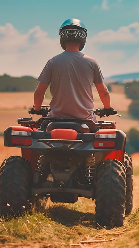 Quad-Fahrer auf einem Feldweg