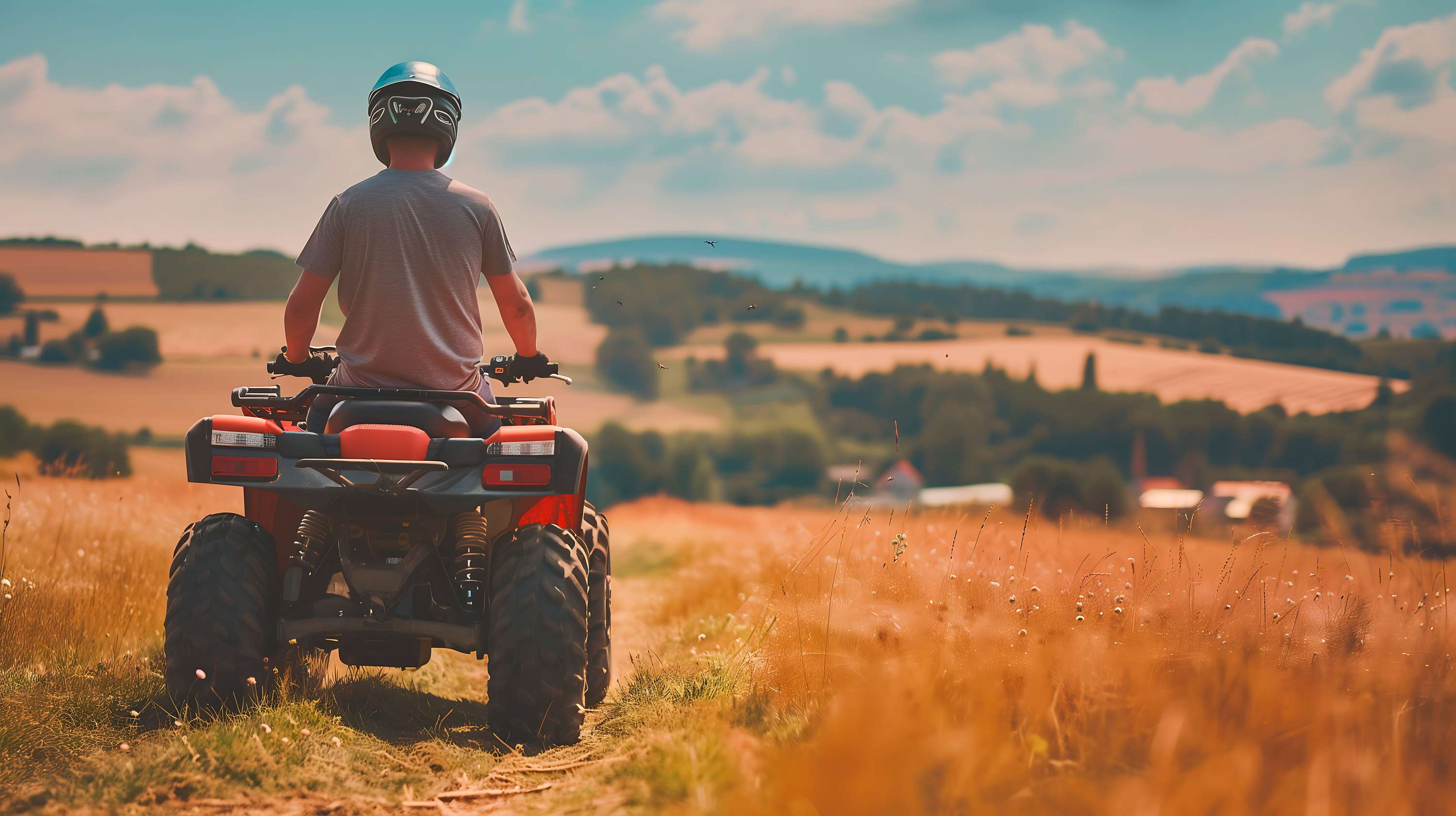 Quad-Fahrer auf einem Feldweg