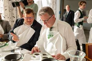 zwei Männer mit Kernölproben