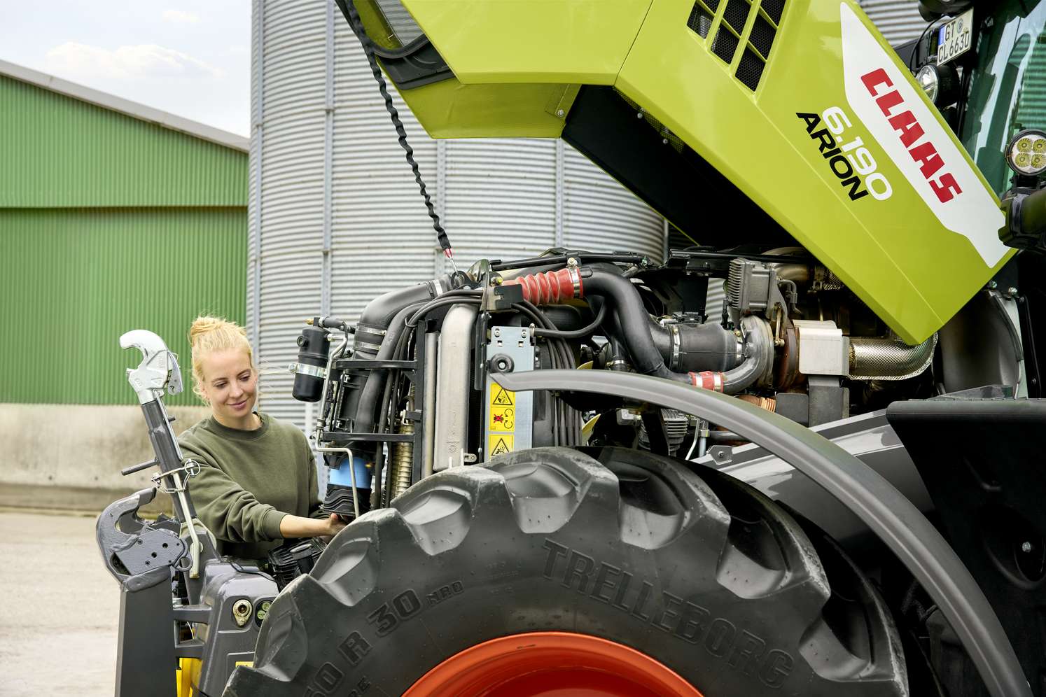 Traktor mit geöffneter Motorhaube