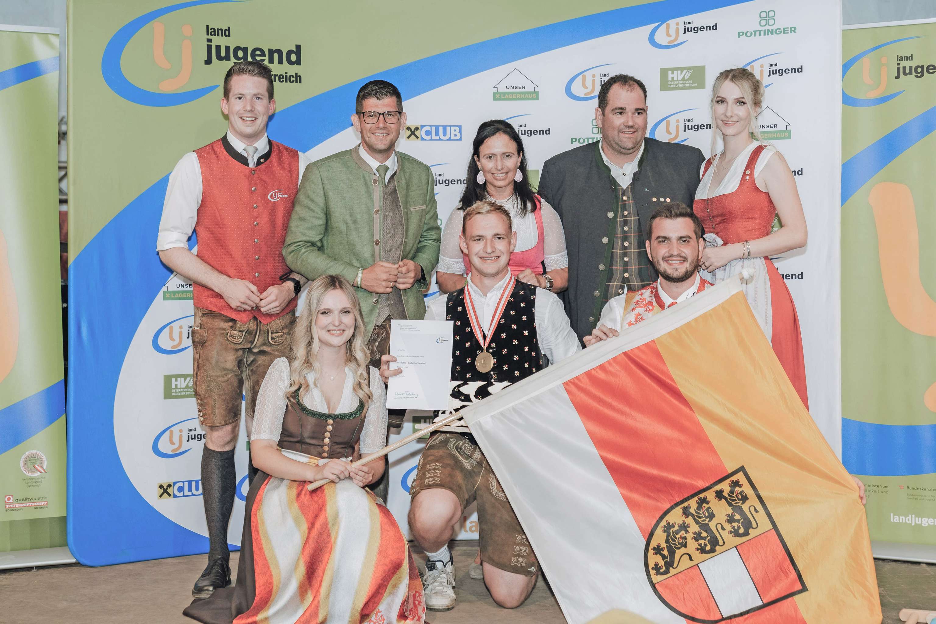 Sieger der Klasse Drehpflug Standard Martin Urak bei der Übergabe der Urkunde.