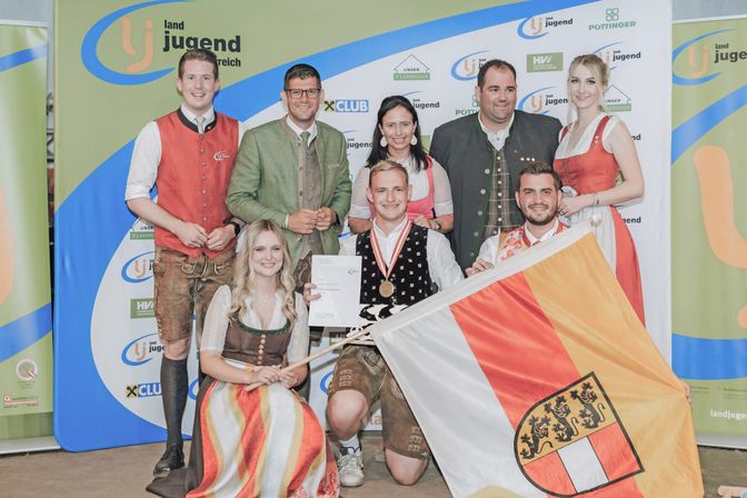 Sieger der Klasse Drehpflug Standard Martin Urak bei der Übergabe der Urkunde.