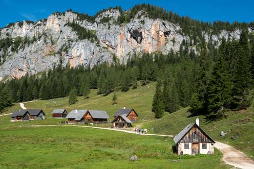 Almhütten und Berg im Hintergrund