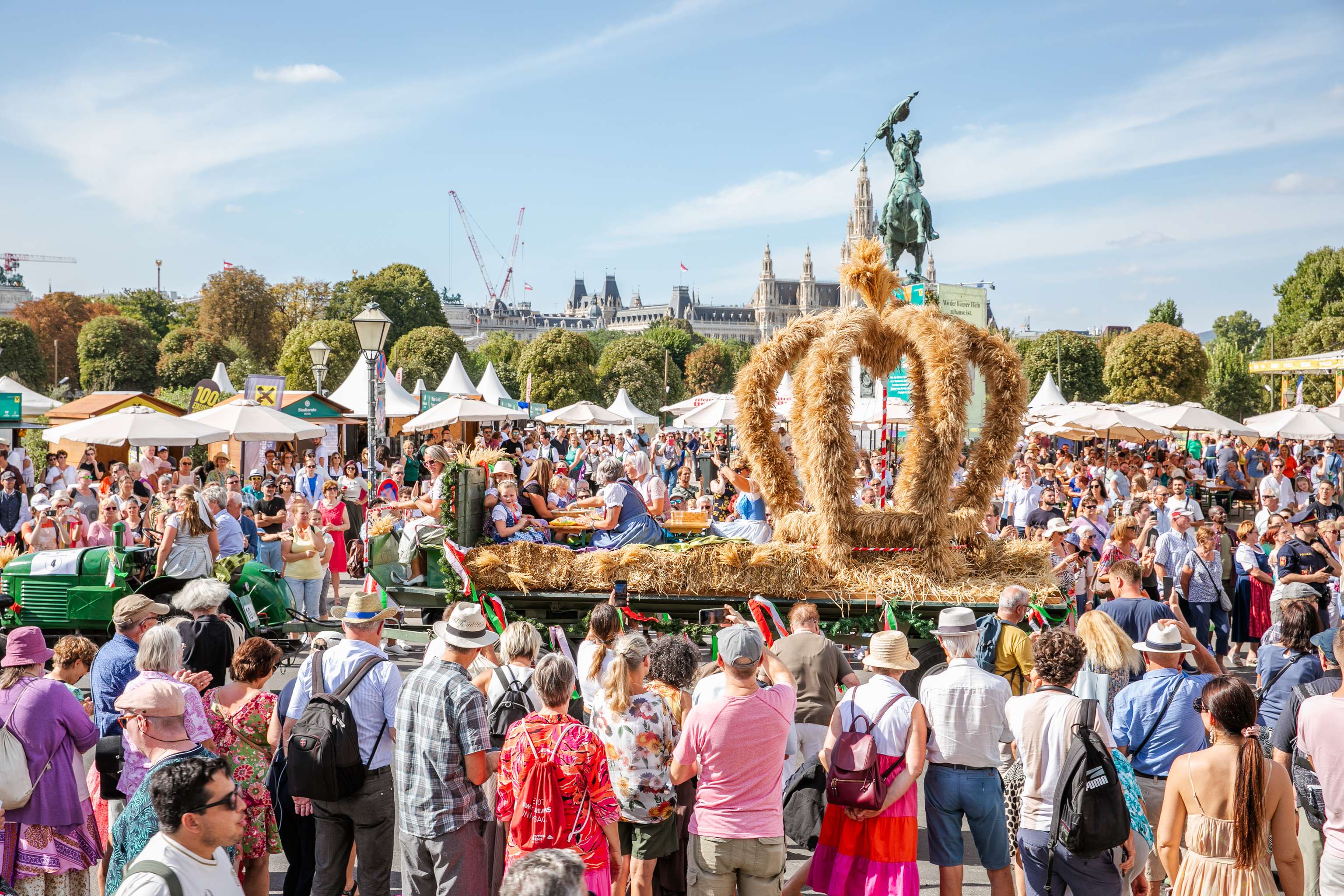 Erntekrone am Heldenplatz