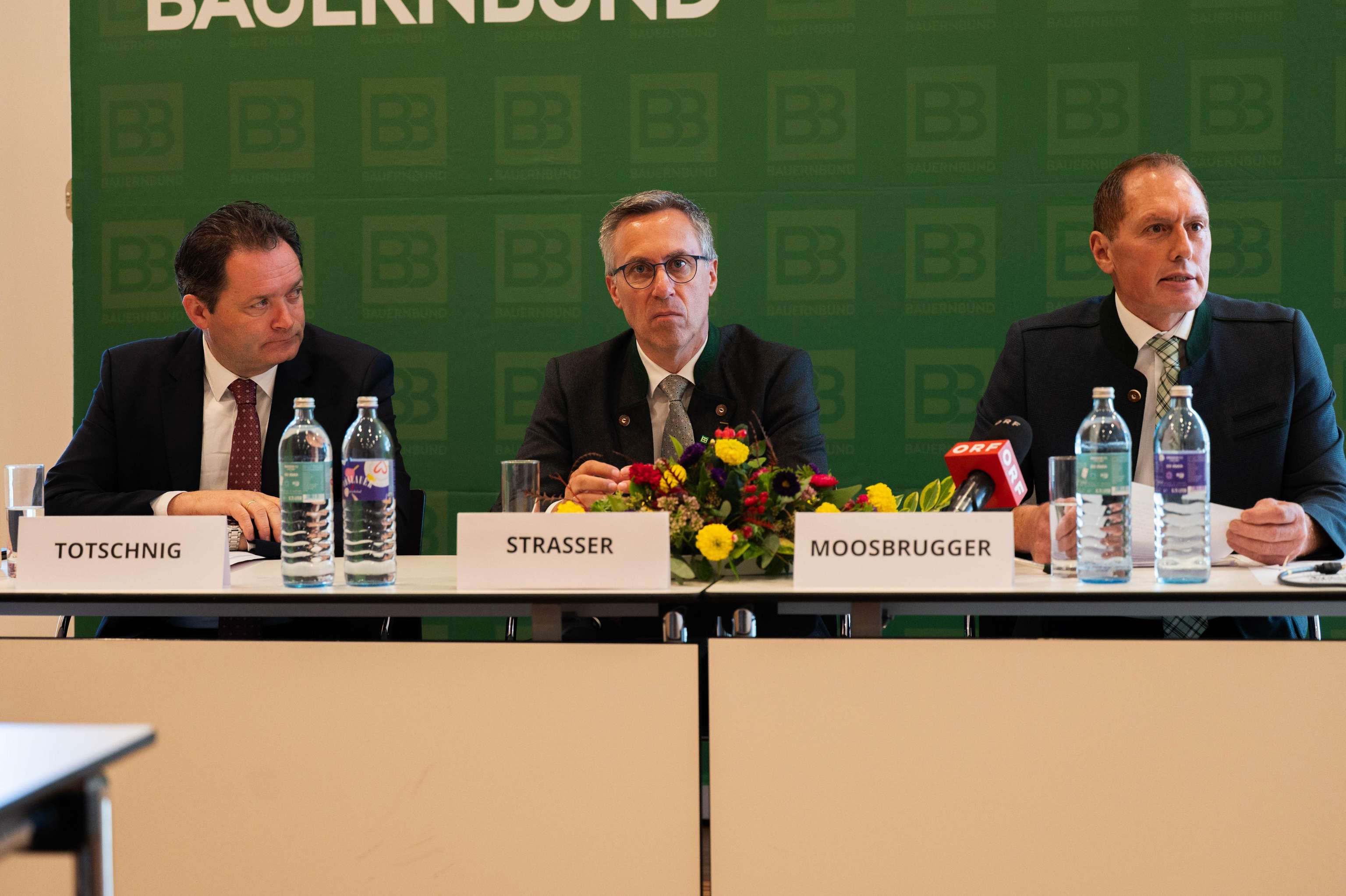 Minister Totschnig, Präsident Strasser und LK-Präsident Moosbrugger sitzen an einem Rednerpult