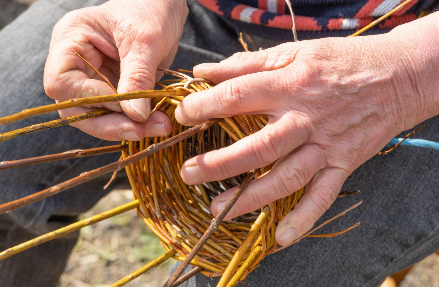 Nahaufnahme Korb flechten