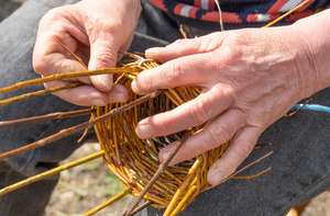 Nahaufnahme Korb flechten