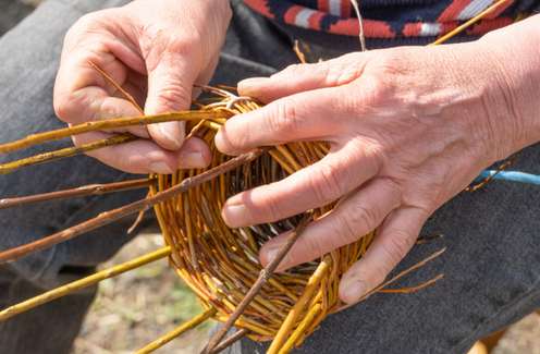 Nahaufnahme Korb flechten