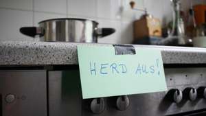 "Herd aus" als Notiz auf dem Herd