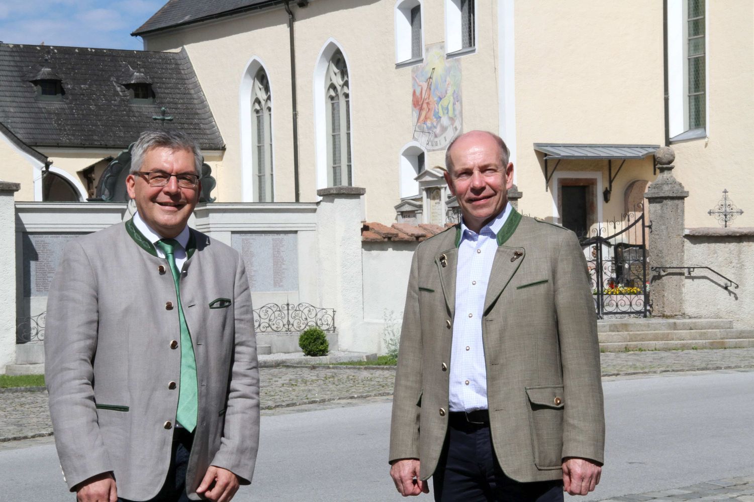 Übergabe des Vorsitzes der Agrarreferentenkonferenz in Berndorf. im Bild Landesrat Josef Schwaiger (Salzburg) mit seinem Amtskollegen Max Hiegelsberger aus Oberösterreich vor der Kirche in Berndorf (Flachgau)
