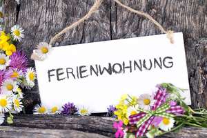 Ein Schild mit dem Titel "Ferienwohnung"