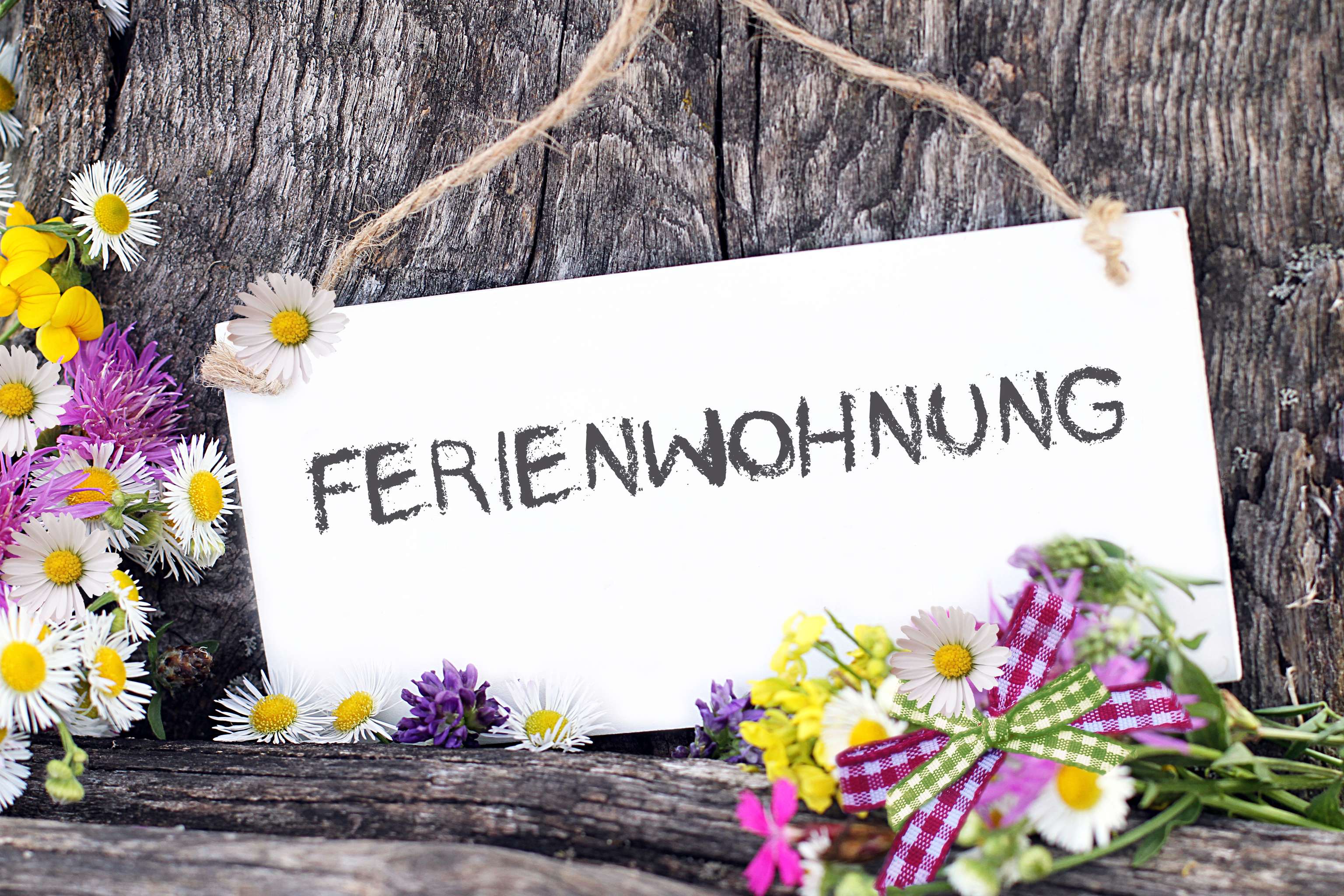 Ein Schild mit dem Titel "Ferienwohnung"