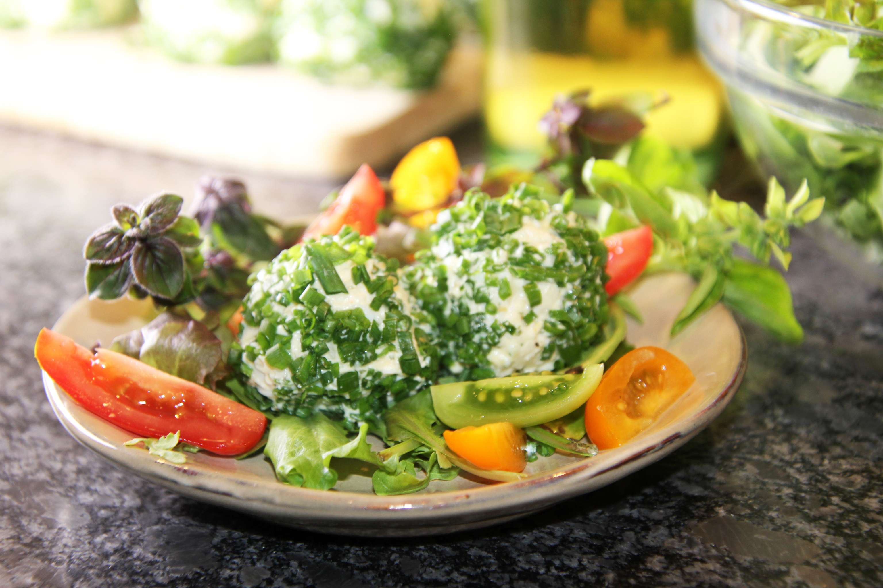 Käse-Schnittlauchknödel auf Blattsalat
