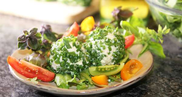 Käse-Schnittlauchknödel auf Blattsalat