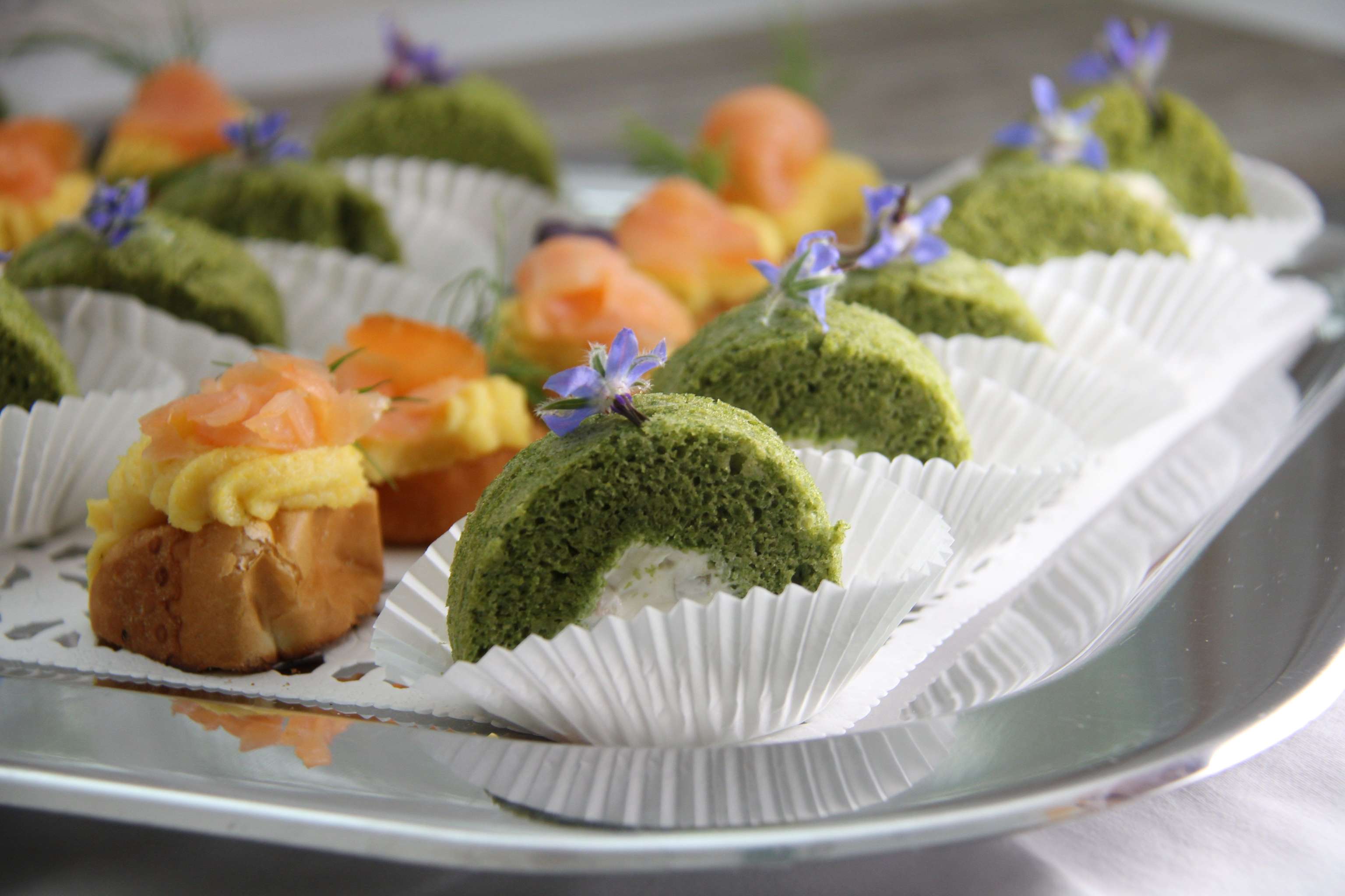 Grünes Biskuit mit Frischkäse