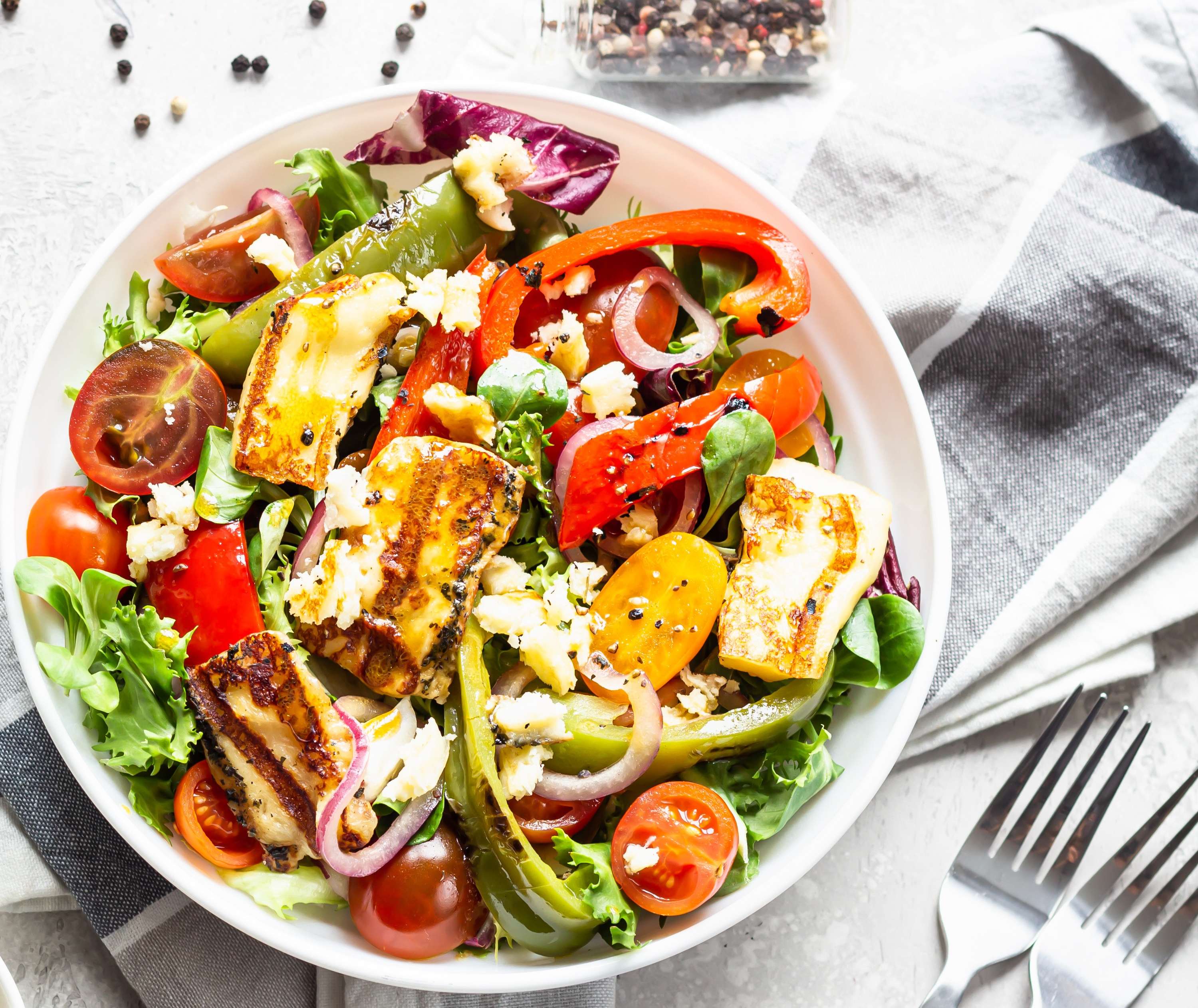 Bunter Halloumi-Salat vom Grill