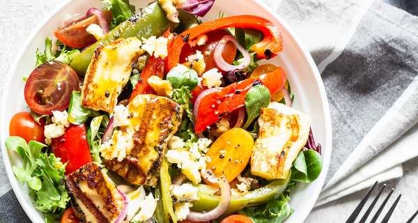 Bunter Halloumi-Salat vom Grill