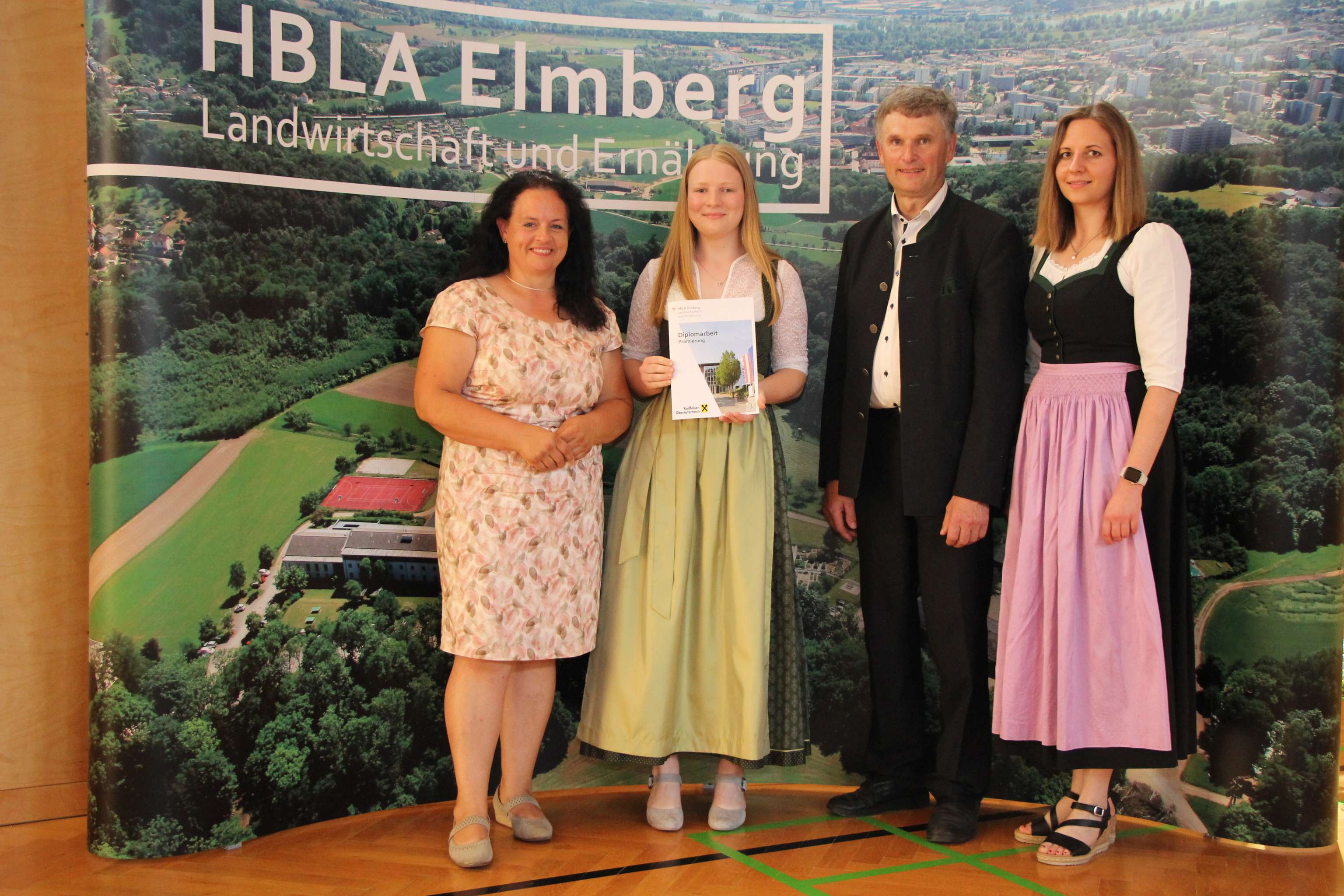 Julia Schmidthaler mit Gratulanten