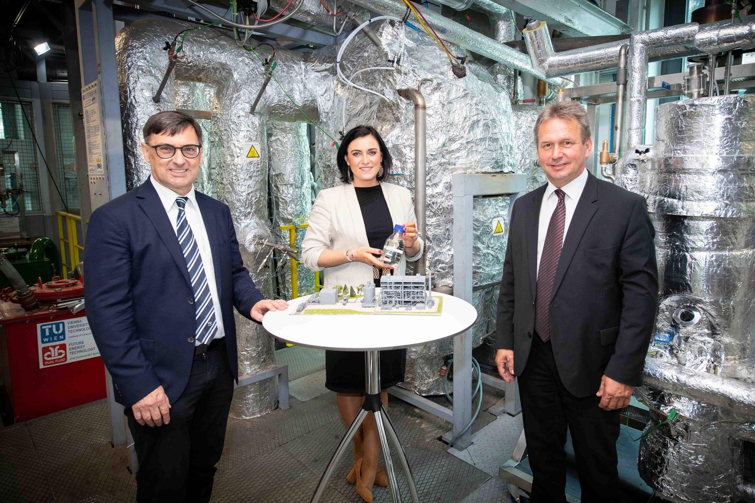 Prof. Dr. Hofbauer (TU Wien), Landwirtschaftsministerin Elisabeth Köstinger und Franz Titschenbacher, Präsident des Biomasseverbandes