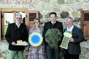 Andrä Ruprechter, Christiane Mösl, Norbert Totschnig und Karl Neuhofer feiern zehn Jahre EU-Gütesiegel für heimische Heumilch.