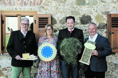 Andrä Ruprechter, Christiane Mösl, Norbert Totschnig und Karl Neuhofer feiern zehn Jahre EU-Gütesiegel für heimische Heumilch.