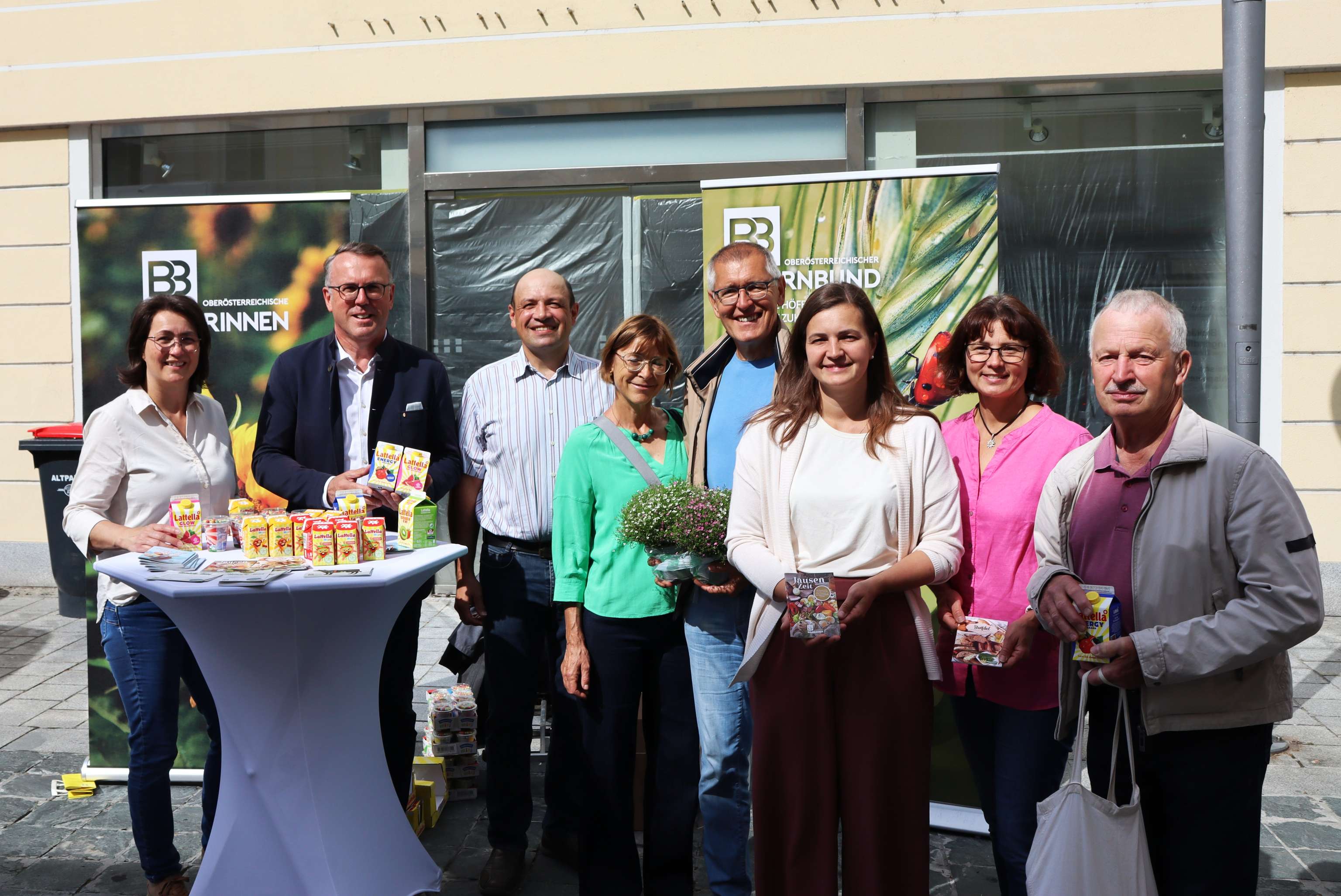 Gruppenfoto zur Milch-Verteilaktion im Bezirk Ried.