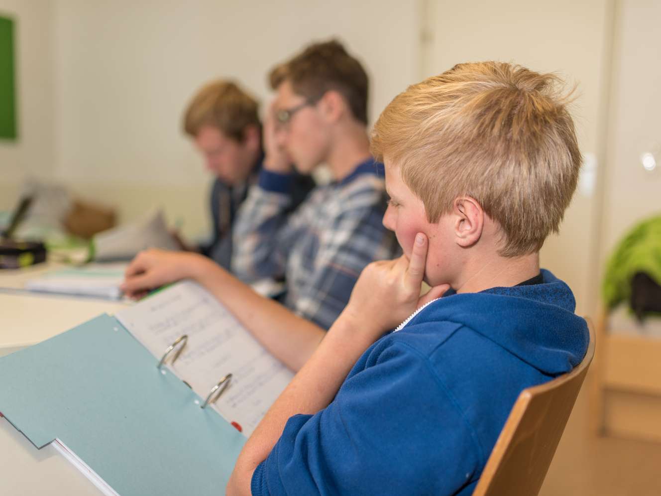 Blonder Schüler in Klasse