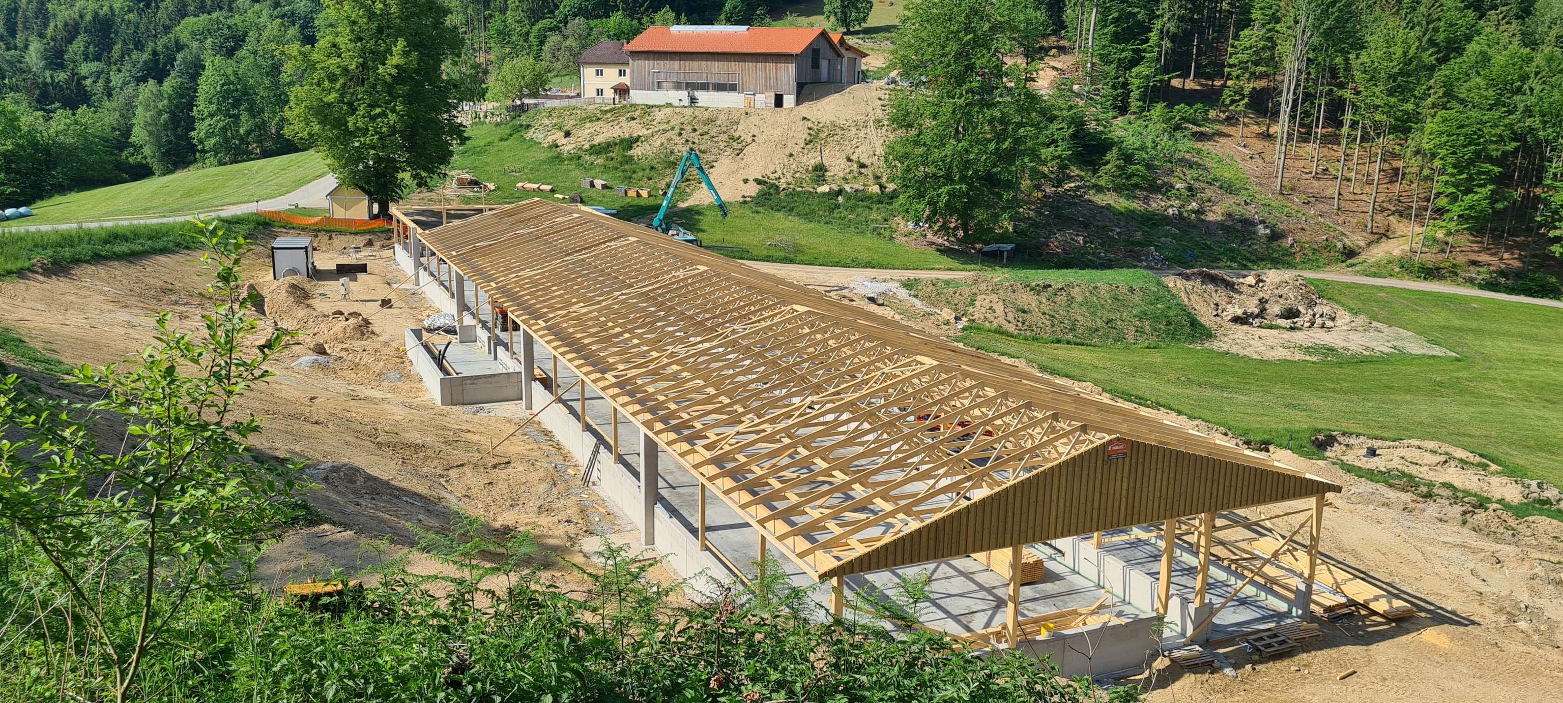 Ein moderner Geflügelstall, der sich gerade in Bau befindet.